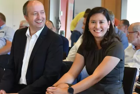 Sie will gegen Christoph Glogger antreten: Natalie Bauernschmitt mit CDU-Chef Markus Wolf. 