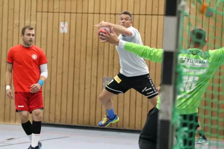 Ein &bdquo;Streitpunkt&ldquo;: Wer ist der Gewinner im Wettbewerb des Spielers mit den buntesten Handballschuhen? Tomas Kraucevicius (links)