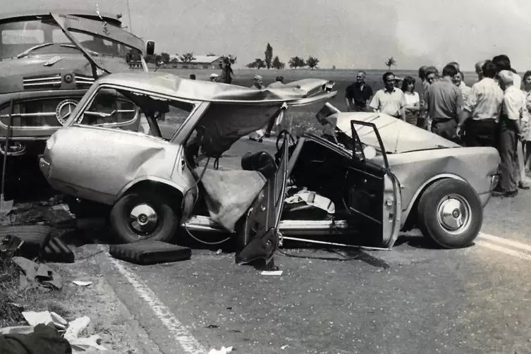 Bei diesem grauenvollen Unfall auf der B 10 bei Fehrbach starben im Juli 1971 acht Menschen, darunter sechs Kinder. Etwa 20 Mete