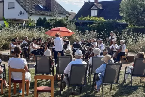 Das Bad Dürkheimer Kammerorchester unter Leitung von Gabriele Weiß-Wehmeyer präsentierte im Park der protestantischen Kirche in 