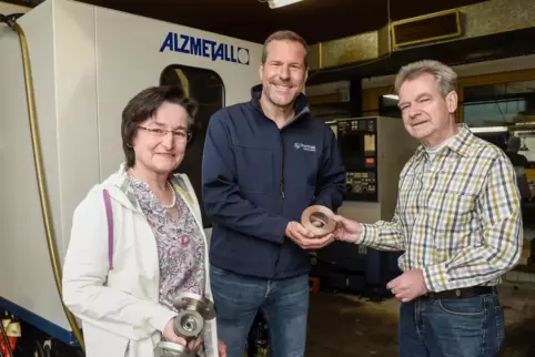 Selbstreinigende Filter und Durchflussanzeiger: Annette Neuburg-Linnebach (links) und ihr Mann Udo Schiebold mit Mike Barthel, d