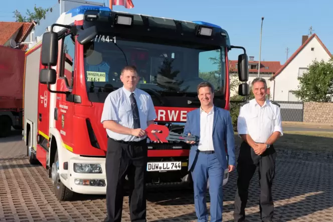 Vor dem neuen Feuerwehrauto mit 220 PS und 1000 Litern Wasser im Tank: Frank Rüttger (Mitte), Bürgermeister der VG Leiningerland