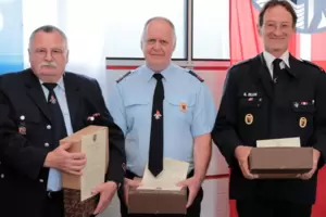 Seit 45 Jahren bei der Feuerwehr (von links): Valentin Noll, Michael Wohninsland und Georg Blum (von links). Seit 45 Jahren bei der Feuerwehr (von links): Valentin Noll, Michael Wohninsland und Georg Blum (von links).