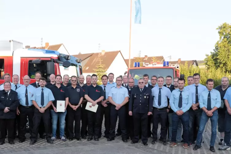 Die geehrten Feuerwehrleute. 