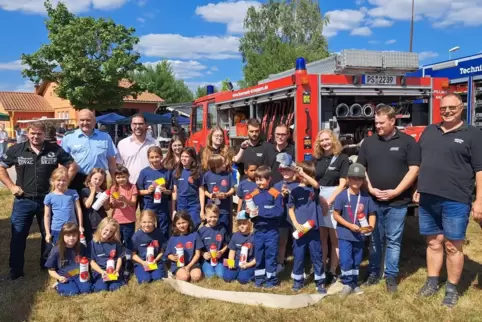 Die neue Kröpper Bambini-Wehr mit ihren Betreuerteams sowie Ortsbürgermeister Steffen Schwarz, Andre Luipold, Vizepräsident des 