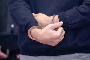 Bei einem früheren Prozesstermin wird der Angeklagte in Handschellen in den Gerichtssaal gebracht. Bei einem früheren Prozesstermin wird der Angeklagte in Handschellen in den Gerichtssaal gebracht.