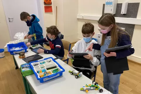 Mit Tablet und Legokiste: die Schüler beim Bauen.
