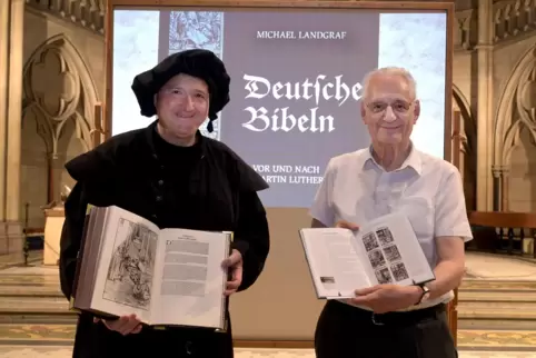 Michael Landgraf in der Rolle eines spätmittelalterlichen Druckers und Oberkirchenrat in Ruhe Klaus Bümlein
