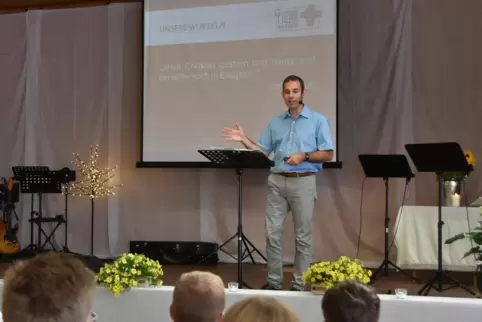 Gemeindepastor David Müller erinnerte beim Festgottesdienst an die Wurzeln der Gemeinschaft. 