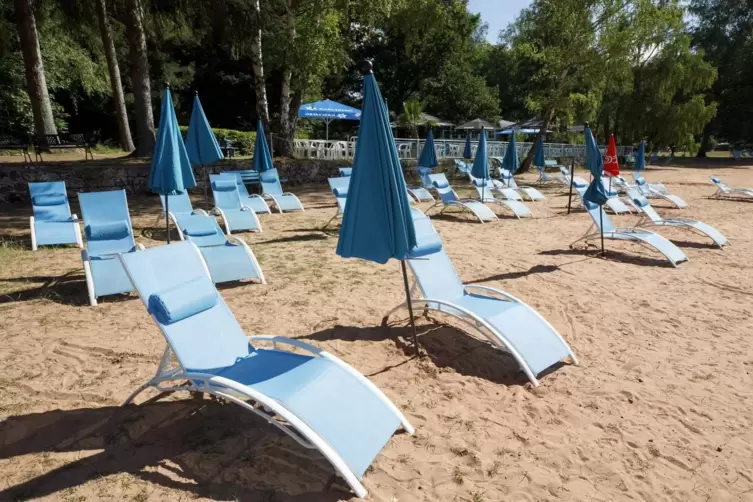 Noch in Reih und Glied: Liegest&uuml;hle am Sandstrand.