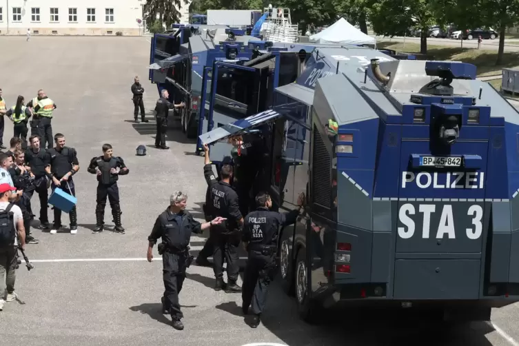 Wasserwerfer im Einsatz. 
