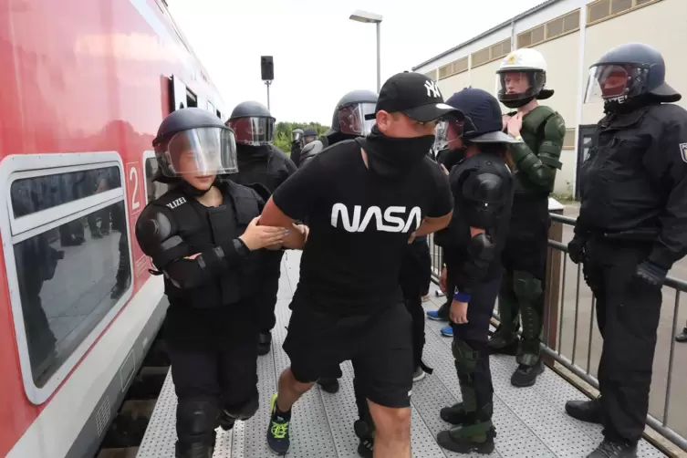 Hooligans m&uuml;ssen zur R&auml;son gebracht werden. 