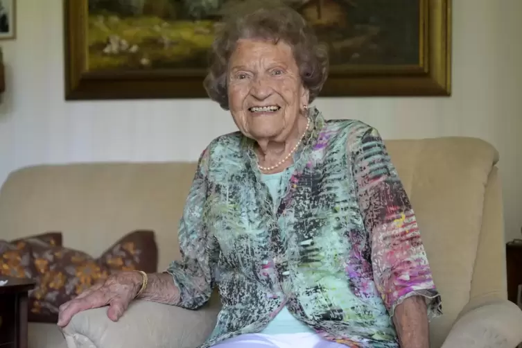1947 kam Gerda Holzwarth nach Mutterstadt, auch mit 100 Jahren legt sie Wert auf einen strukturierten Alltag. Dem Zeitgeschehen 
