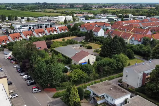 Auf dem Areal an der Fichtenstraße stehen noch drei Häuser und zwei Lagerhallen. Schon im Jahr 2016 hatte ein Investor konkrete Auf dem Areal an der Fichtenstraße stehen noch drei Häuser und zwei Lagerhallen. Schon im Jahr 2016 hatte ein Investor konkrete