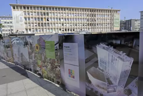 Geplatzte Hochhausträume in der Innenstadt: Bauzaun am Berliner Platz.