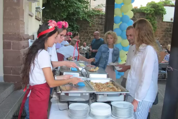 Es ist angerichtet: Im ehemaligen Schulhof Trulbens servierten Frauen und Jugendliche ukrainische Gerichte. 