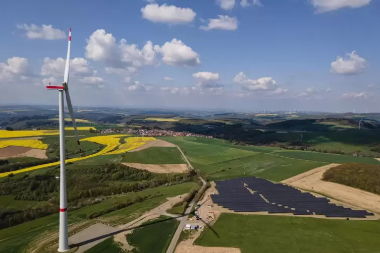 Die Firma Abo Wind hat bei Einöllen bereits eine Freiflächen-Photovoltaikanlage installiert und betreibt dort auch drei Windräde