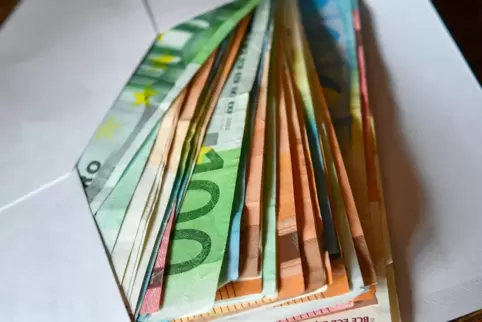 Die Kunden mussten monatelang mehrere Hundert Euro überweisen udnd sollten dann ein großes Darlehen erhalten. 