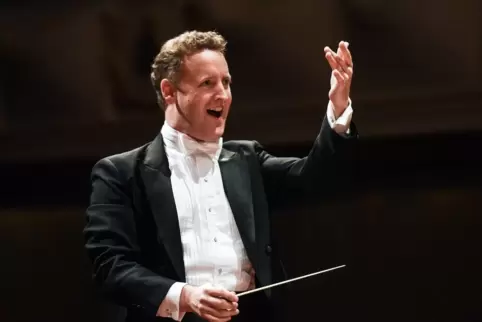 Aktueller Chefdirigent der Deutschen Staatsphilharmonie ist Michael Francis.