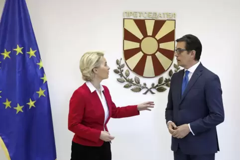 EU-Kommissionspräsidentin Ursula von der Leyen spricht mit Stevo Pendarovski, Präsident von Nordmazedonien,