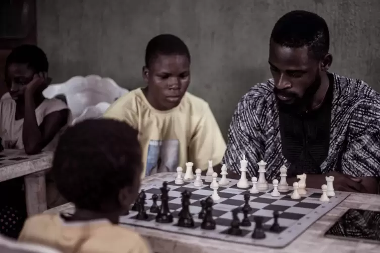 Babtunde Onakoya mit Schützlingen beim Schachspielen.