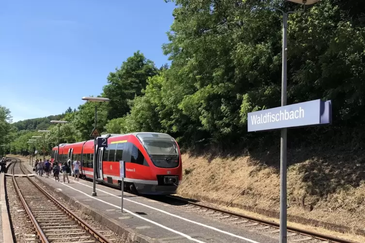 Hier fährt ab 26. Juli über einen Monat lang kein Zug: Bahnhof Waldfischbach an der Strecke von Kaiserslautern nach Pirmasens.