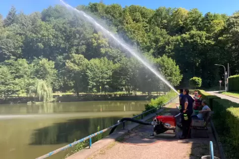 „Das ist wie ein Springbrunnen“, erklärt der Wehrleiter. Durch das Aufplätschern des Wassers auf die Oberfläche des Weihers gela