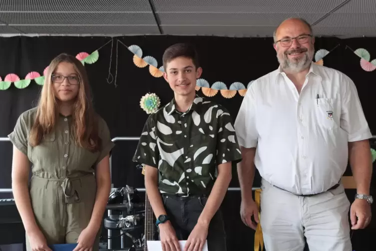 Geehrte Neuntkl&auml;ssler: Alisha Kempf und Niklas Hofrath mit dem stellvertretenden Direktor Ulrich Rosner.