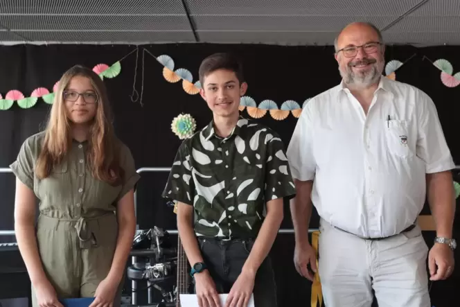 Geehrte Neuntklässler: Alisha Kempf und Niklas Hofrath mit dem stellvertretenden Direktor Ulrich Rosner. Geehrte Neuntklässler: Alisha Kempf und Niklas Hofrath mit dem stellvertretenden Direktor Ulrich Rosner.