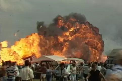 Beim Flugtag 1988 auf der Air Base Ramstein sind drei Flugzeuge zusammengestoßen. Eines davon stürzte brennend ins Publikum. 