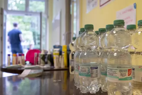 Wasserflaschen in der ersten Sommer-Notunterkunft Berlins für obdachlose Menschen, die sich dort auch abkühlen können.