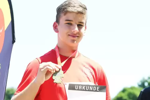 Stolz präsentiert VTZ-Hammerwerfer Timo Port nach den deutschen U18-Meisterschaften in Ulm Goldmedaille und Urkunde.