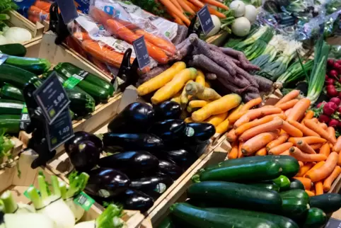 Viele Lebensmittel haben schon lange Wege hinter sich, bevor sie in den Supermärkten und beim Verbraucher landen. 