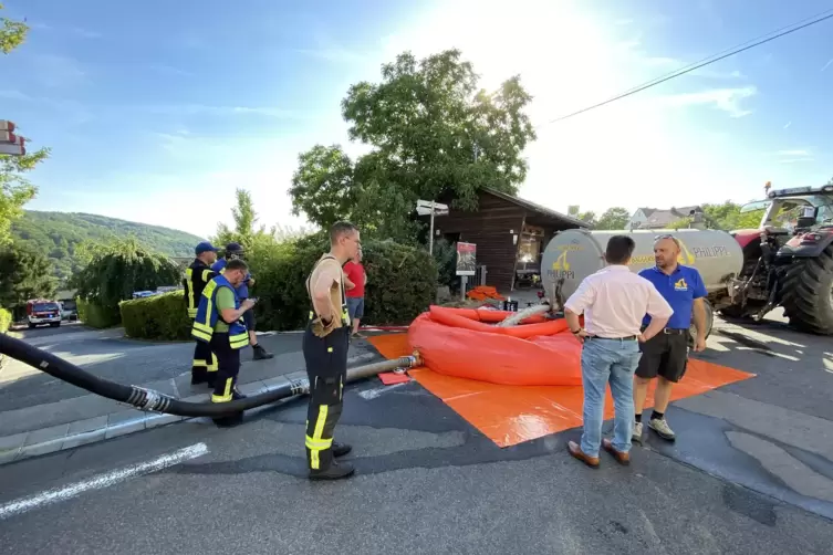 Der Gro&szlig;einsatz am Montag: Mit F&auml;ssern wurde in Neuleiningen Wasser angefahren, das dann umgepumpt wurde. 