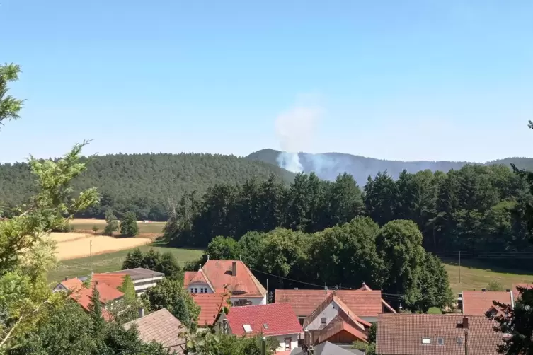 Am Dienstag im Tagesverlauf: Feuer im Wald bei Hertlingshausen, in dem Gebiet brannte es laut Feuerwehr-Bilanz mehrfach. 