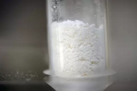 Amphetamin-Pulver auf einem Labortisch der Ermittlungsbehörden.