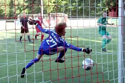Das Tor zum Finaleinzug: Kirchheimbolandens Sebastian Doll erzielt gegen den ASV Winnweiler das 1:0 per Foul-Elfmeter.