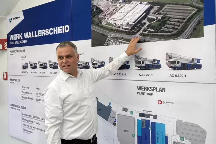 Jan Wieser, Vizepr&auml;sident f&uuml;r Produktion bei Tadano Europa, erkl&auml;rt das neue Einbahnstra&szlig;ensystem auf dem Werksgel&auml;nde.