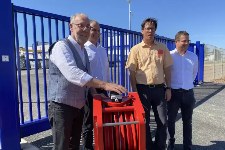  Elmar Potdevin (links) bet&auml;tigt den Knopf zur ersten &Ouml;ffnung des Werkstors. Daneben (von links) Jan Wieser (Vice President Prod