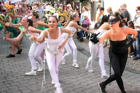 Erstmals seit 2019 soll beim Herbstfest-Umzug wieder auf den Rockenhausener Straßen getanzt und gefeiert werden. Neben der Prämi Erstmals seit 2019 soll beim Herbstfest-Umzug wieder auf den Rockenhausener Straßen getanzt und gefeiert werden. Neben der Prämi