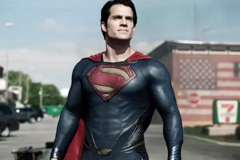 Der Schauspieler Henry Cavill in zwei seiner bekanntesten Rollen: als „Superman“...