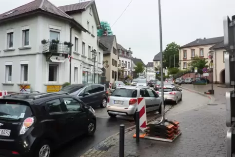 Bei einem Umbau der Feslnase auf der B10 vor Hauenstein und den damit verbundenen Umleitungen befürchten die Kommunalpolitiker c