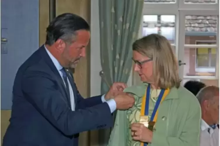 Nicolai Danne übergibt Renate Radon das Präsidentenamt des Rotary Clubs Landau