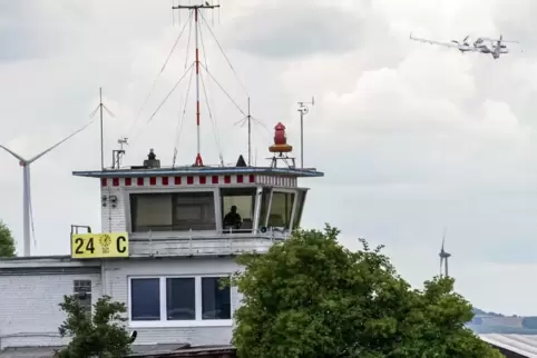 Der Tower auf dem Flugplatz Worms. Die Diensthabenden dort müssen ankommende Flugzeuge sehen können.