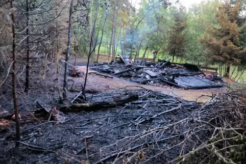 Vollständig abgebrannt: die Reste des Hexenhäuschens bei Altleiningen. Während die Wehren am Dienstagabend gegen dieses Feuer kä