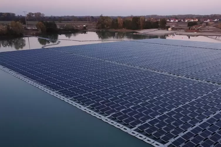 Die schwimmende Photovoltaikanlage auf dem Leimersheimer Baggersee. 