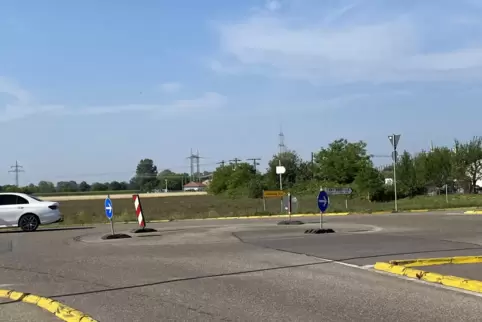 Man muss schon genau hinschauen, um den Kreisel zu erkennen. Nur eine Warnbkae und drei Schilder sind noch übrig.