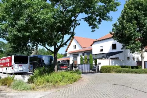 16 Reisebusse gehören inzwischen zur Flotte der Firma Richter Reisen am westlichen Ortseingang von Erpolzheim. 