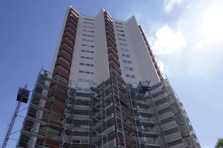 Imposanter Blick Richtung Himmel: Das Geb&auml;ude mit seinen rund 80 Wohnungen ist rund 60 Meter hoch.