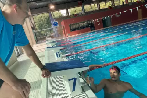 Wie war die Bahn? Michael Raje (im Wasser) und sein Trainer Thomas Schappe besprechen die Trainingsarbeit in der hochmodernen Al Wie war die Bahn? Michael Raje (im Wasser) und sein Trainer Thomas Schappe besprechen die Trainingsarbeit in der hochmodernen Al